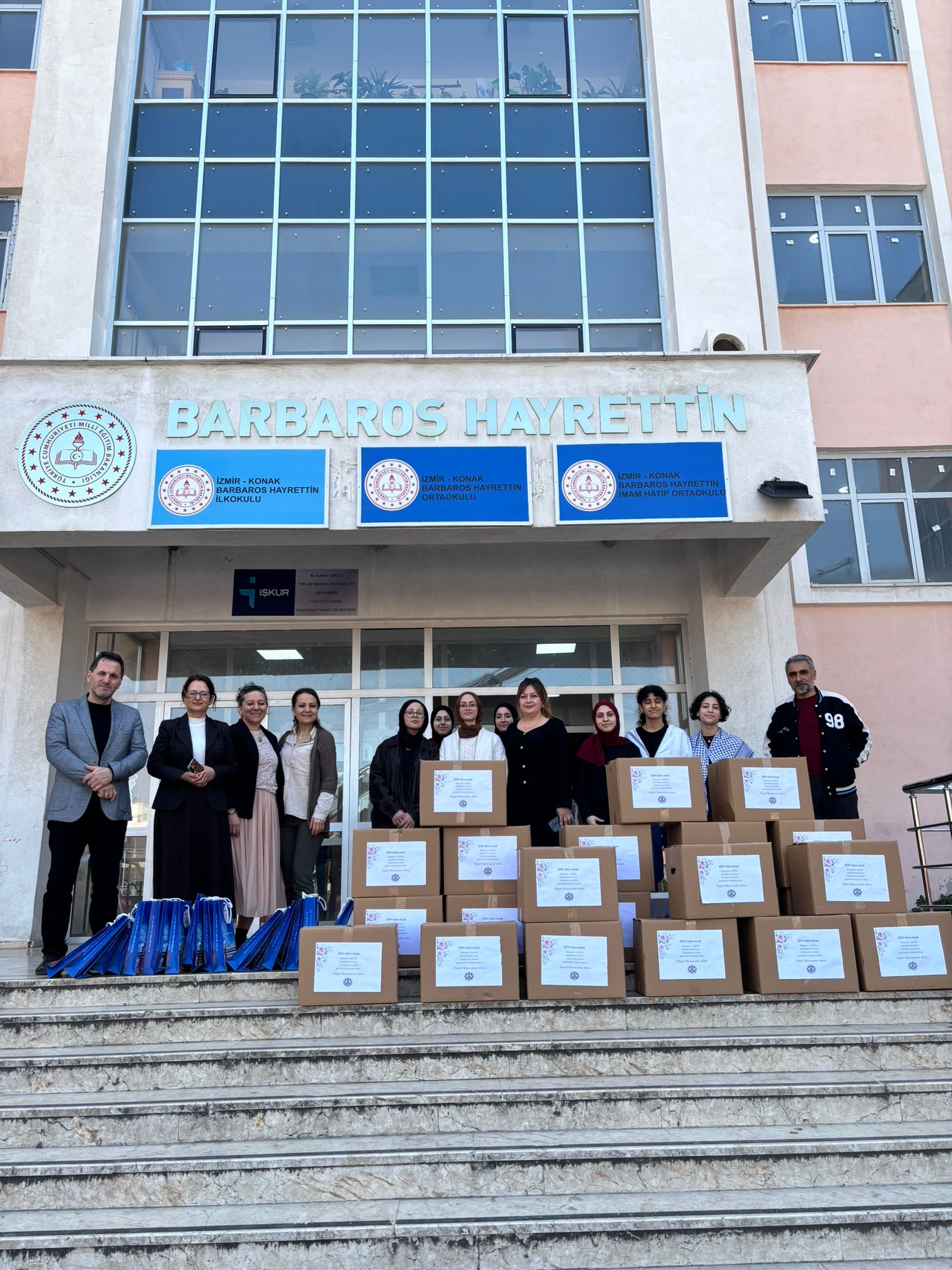 Kardeş okukumuza kolileri teslim ettik.